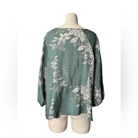 TORRID Button Front V-Neck Crop Floral Blouse - Picture 6 of 7